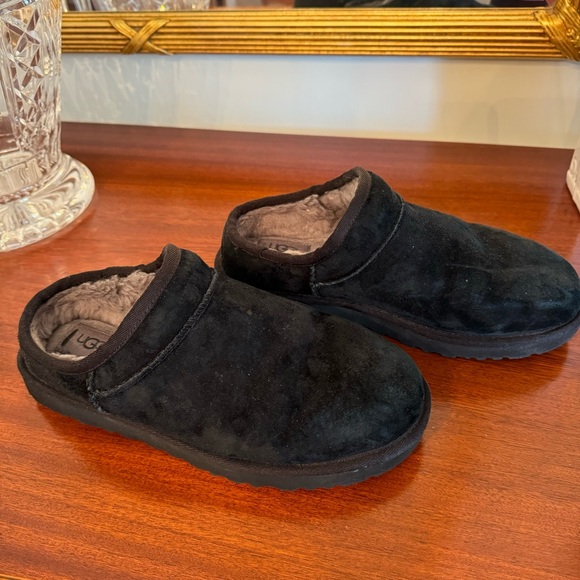 UGG CLASSIC BLACK SLIPPER - Picture 3 of 10